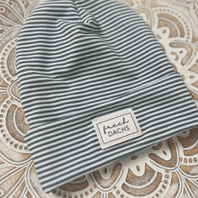 Lade das Bild in den Galerie-Viewer, Baby Beanie | gestreift mit Wunsch-Label
